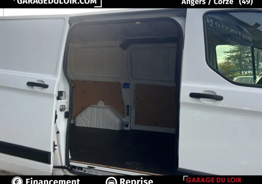 Vue latérale droite montrant la porte coulissante ouverte du Ford Transit Custom blanc avec intérieur de chargement vide.