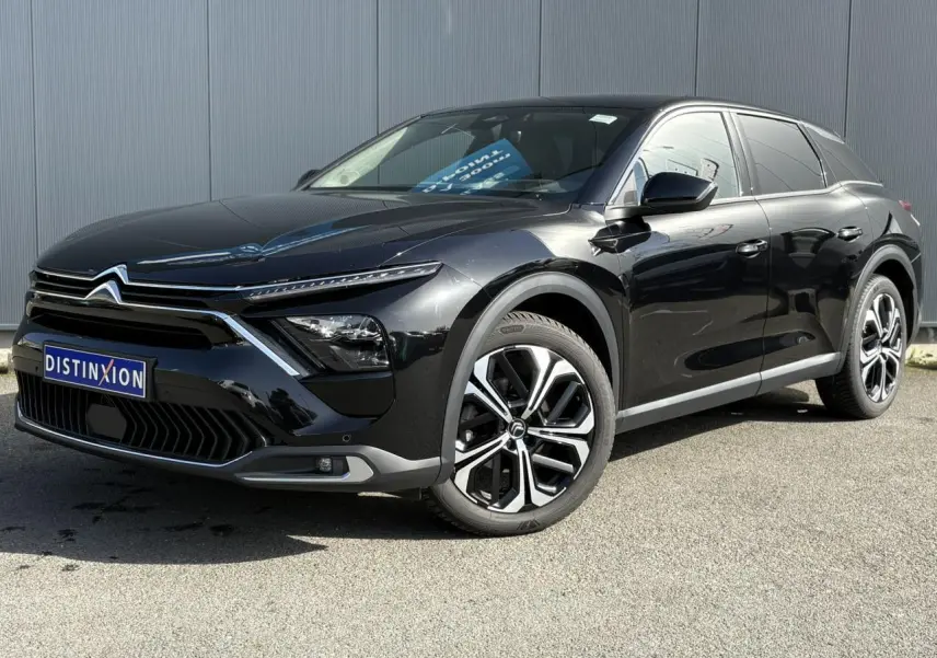 Citroën C5 X noir Perla en 3/4 avant droit, avec jantes alliage 19'' AeroX et signature lumineuse LED distinctive.