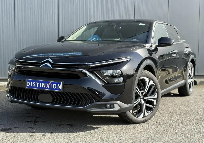 Citroën C5 X noir Perla en 3/4 avant droit, avec jantes alliage 19" et signature lumineuse LED distinctive.