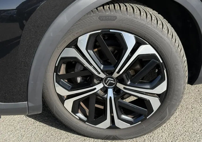 Gros plan sur la jante alliage 19'' AeroX diamantée noir du côté gauche d'une Citroën C5 X Noir Perla.