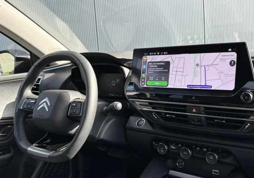 Vue intérieure côté conducteur du Citroën C5 X noir Perla, mettant en valeur le volant cuir et l'écran tactile GPS 12 pouces.