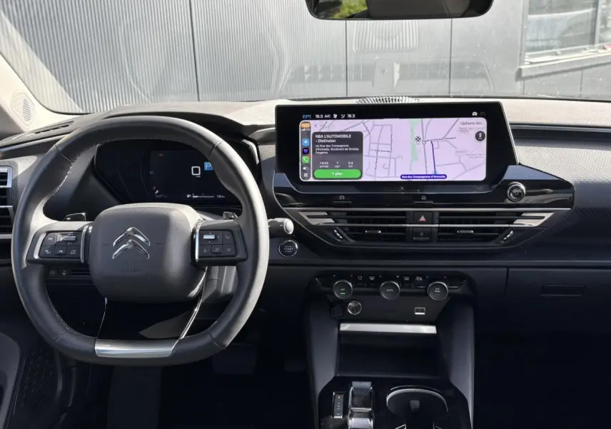 Vue intérieure avant du tableau de bord du Citroën C5 X 2024 avec écran GPS tactile 12 pouces et volant cuir noir.