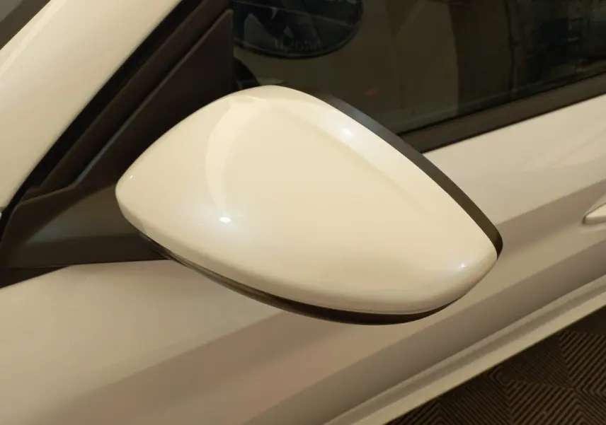 Rétroviseur extérieur droit blanc de la Peugeot 208 PureTech 100 S&S Allure 2021, vue rapprochée sur la portière.