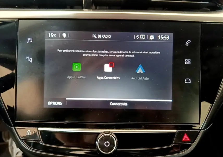 Écran tactile central de la console multimédia de l’Opel Corsa blanche, affichant Apple CarPlay et Android Auto.