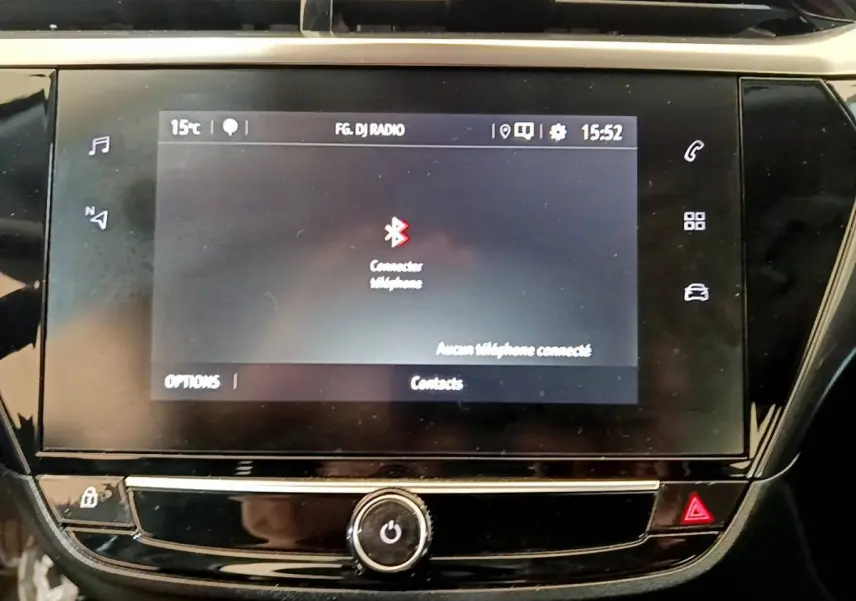 Écran tactile central de la console de l’Opel Corsa 2023 affichant la connexion Bluetooth, vue rapprochée intérieure.