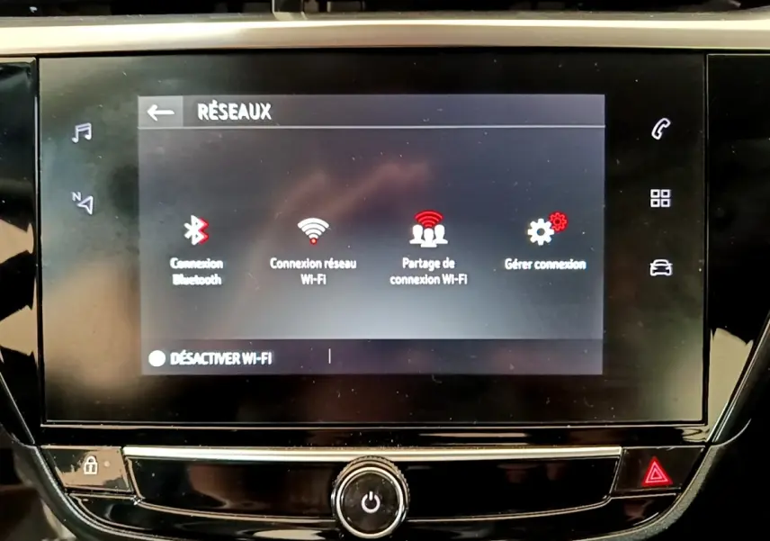 Écran tactile central de la console de l’Opel Corsa blanc 2023 affichant le menu de connexion Wi-Fi.