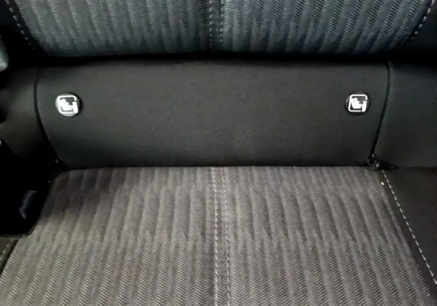 Détail de la banquette arrière noire de l’Opel Corsa 2023 avec fixation Isofix visible sur l’assise.