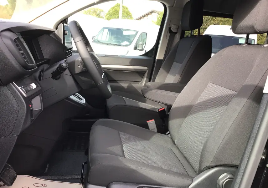 Vue intérieure côté conducteur du Peugeot Expert Cabine Approfondie noir, montrant les sièges avant et le tableau de bord.