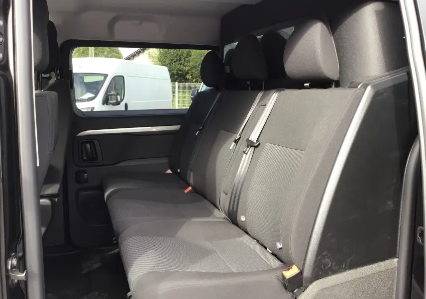 Vue latérale intérieure côté droit du Peugeot Expert XL noir, montrant la banquette arrière 3 places avec ceintures.