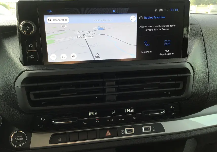 Vue rapprochée de l'écran tactile central et de la console de climatisation du Peugeot Expert XL noir, avec navigation et commandes digitales.