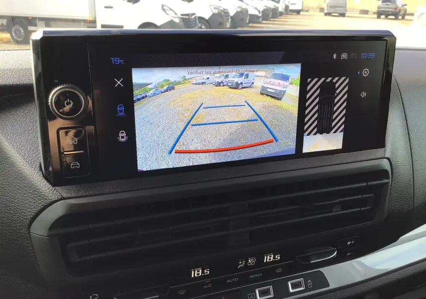 Écran central du Peugeot Expert XL noir montrant la caméra de recul avec vue arrière et capteurs de stationnement.
