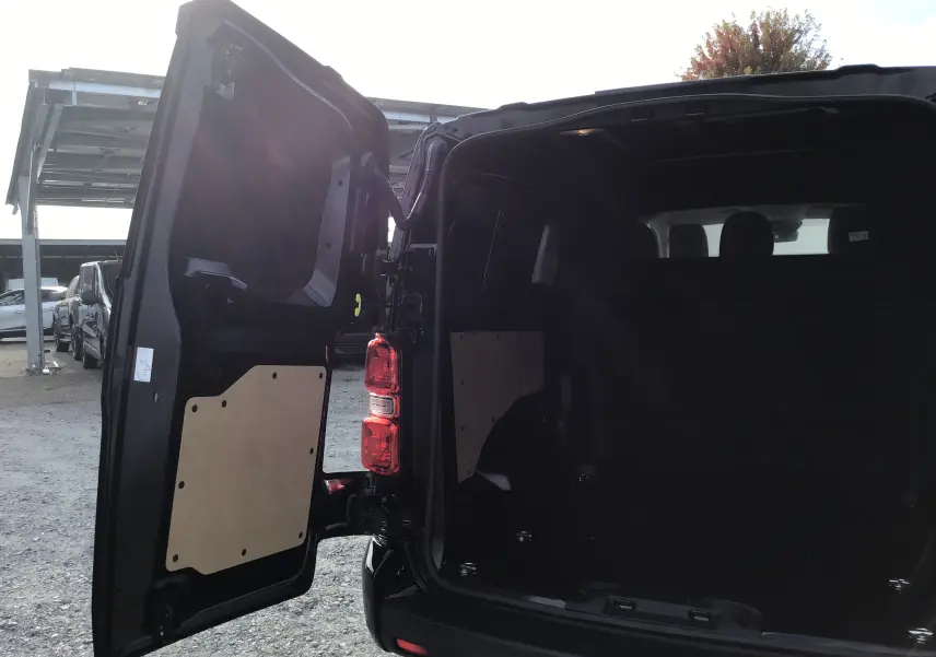 Vue arrière ouverte du Peugeot Expert Cabine Approfondie noir, montrant les portes battantes et l’espace de chargement vide.
