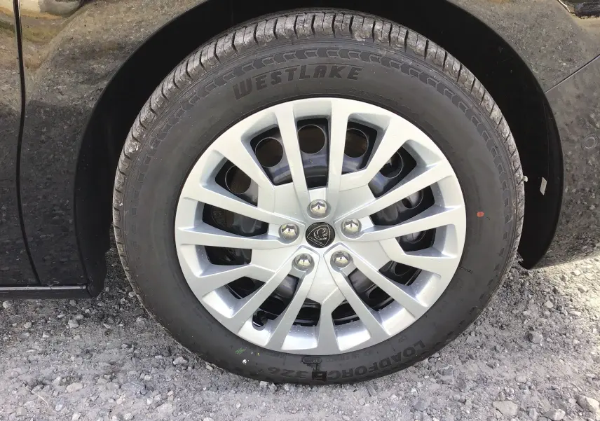 Gros plan sur la roue avant gauche du Peugeot Expert Cabine Approfondie noir, avec jante argentée et pneu Westlake.