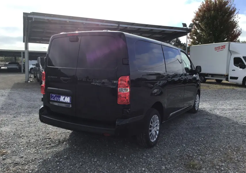 Vue 3/4 arrière droite d’un Peugeot Expert Cabine Approfondie noir, avec vitres arrière teintées et jantes alliage.