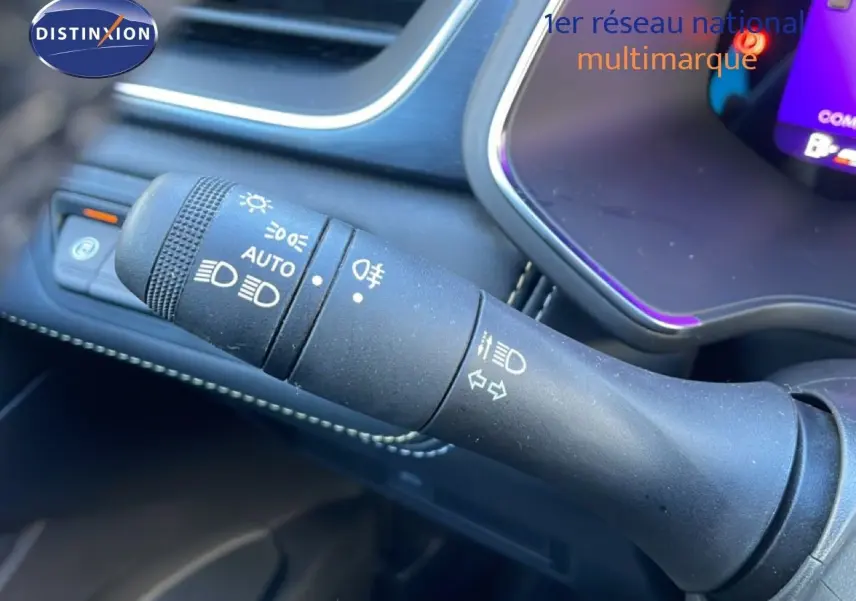 Gros plan sur la commande des feux et clignotants dans l'habitacle du Renault Symbioz bleu Iron Metal.