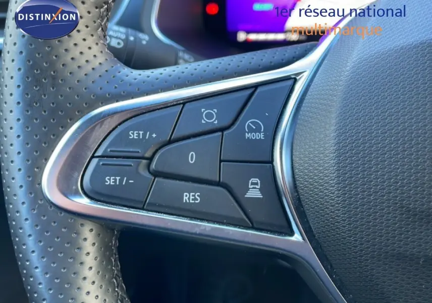 Détail des commandes au volant en cuir perforé noir de la Renault Symbioz 2025, version hybride bleu iron metal.
