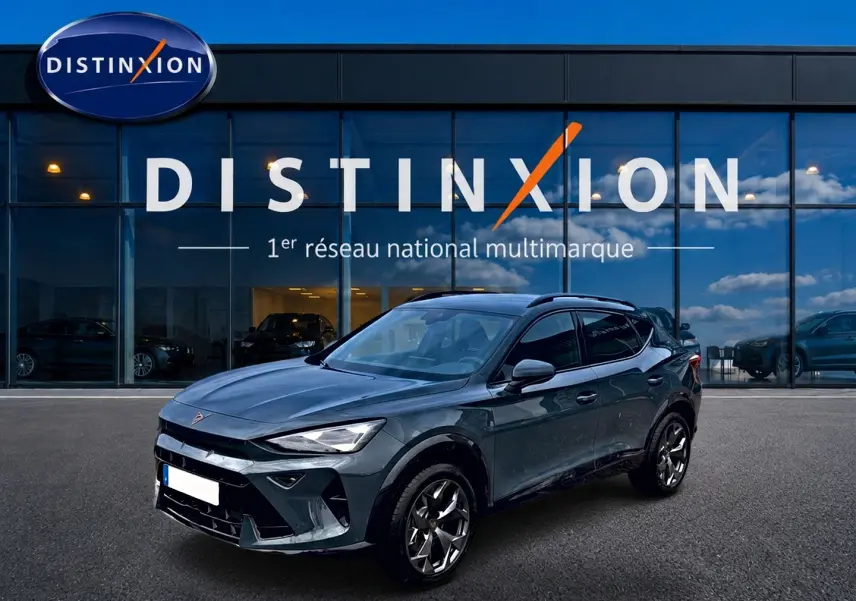 Vue 3/4 avant droite d'un CUPRA Formentor 1.5 etsi hybrid bleu fjord avec jantes 18 pouces devant un showroom Distinxion.