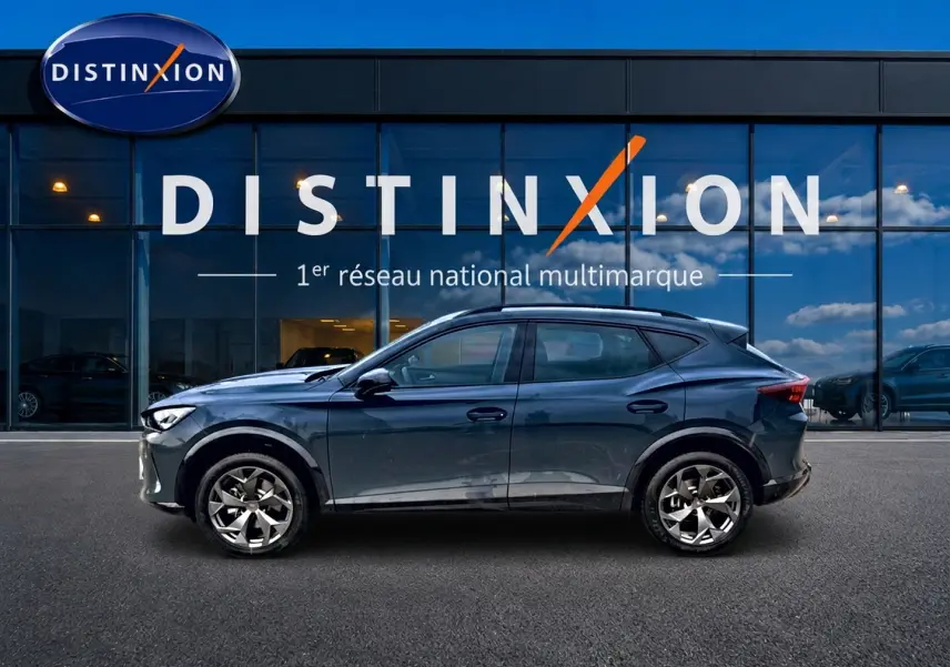 Vue latérale droite d'une CUPRA Formentor 1.5 etsi hybrid 2026 en bleu fjord, avec jantes 18 pouces et lignes dynamiques.