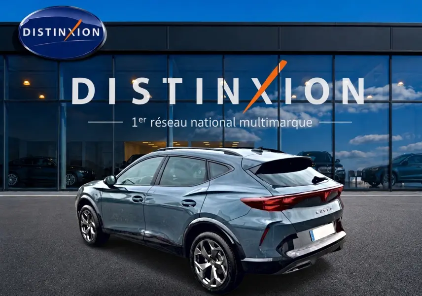 Vue 3/4 arrière droite du CUPRA Formentor bleu fjord 2026 avec feux arrière LED et jantes 18 pouces.