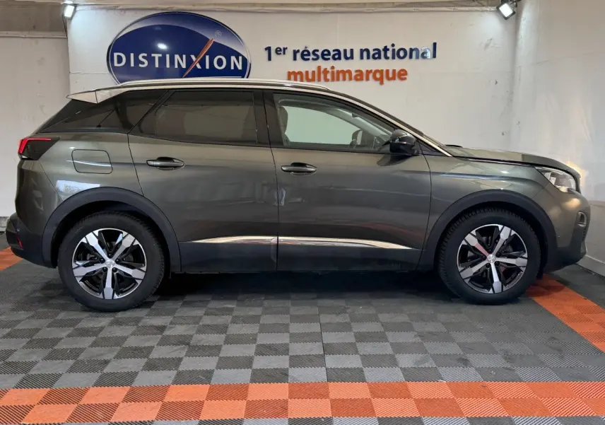 Peugeot 3008 vert foncé vue de profil côté gauche dans un showroom avec logo Distinxion en arrière-plan.