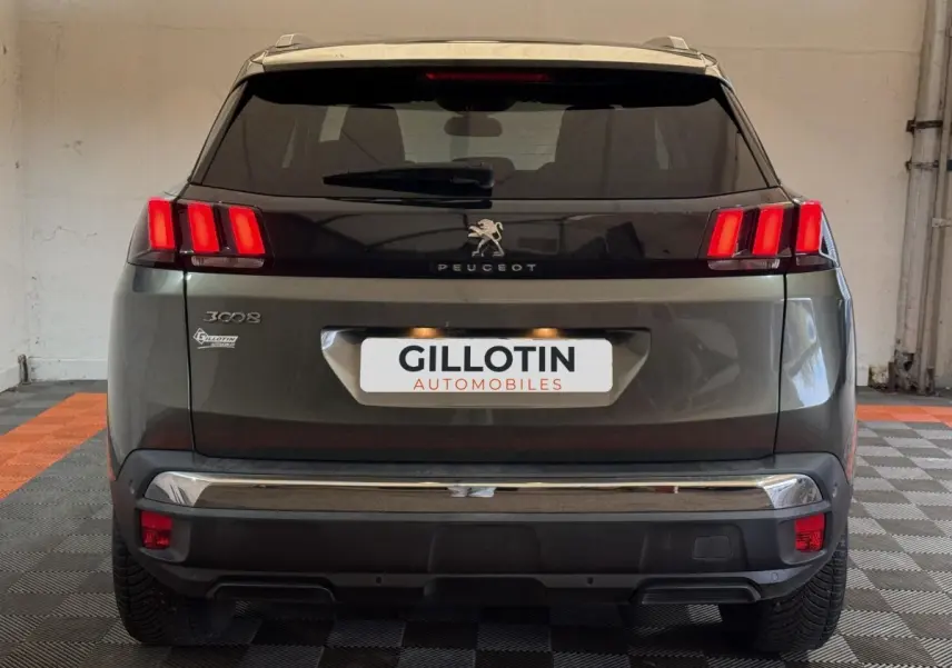 Vue arrière d'un Peugeot 3008 vert avec feux arrière à trois griffes rouges et logo lion central.