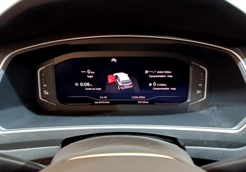 Tableau de bord numérique du Volkswagen Tiguan 1.4 eHybrid, affichage central avec indication porte ouverte côté gauche.