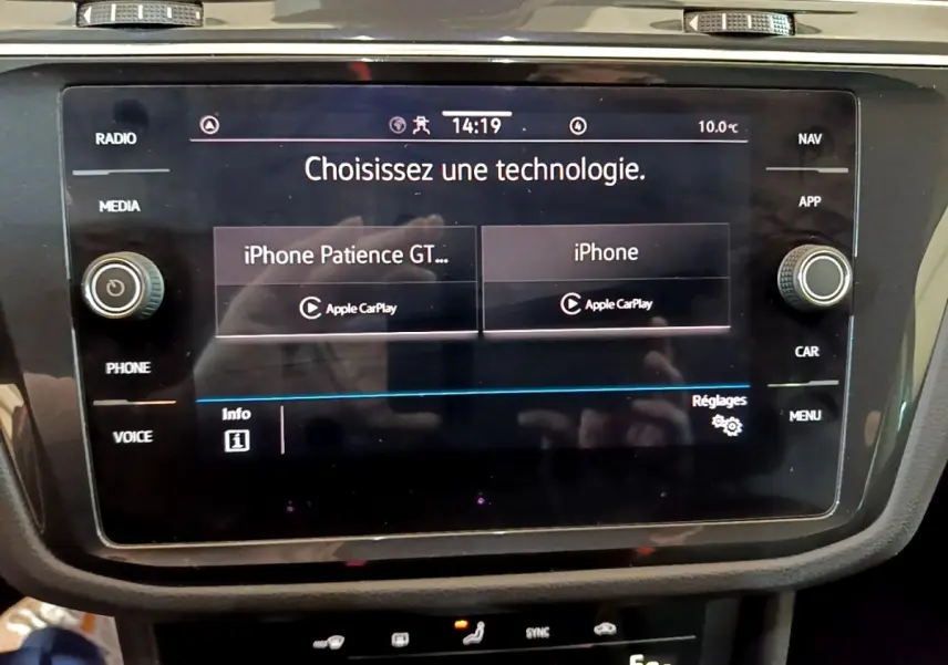 Écran tactile central du Volkswagen Tiguan bleu 1.4 eHybrid 245 DSG6 affichant la connexion Apple CarPlay.