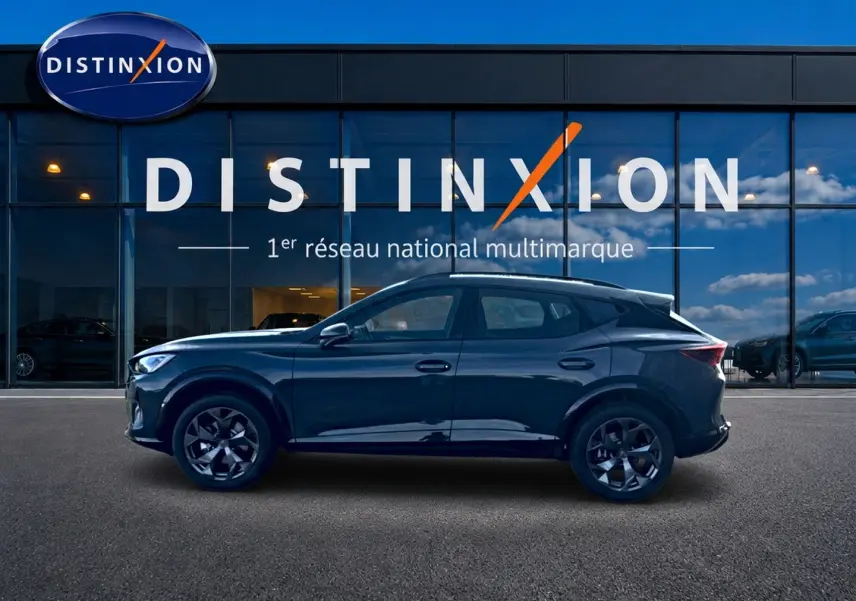 Vue de profil côté gauche du CUPRA Formentor bleu fjord 2026 garé devant une vitrine Distinxion.