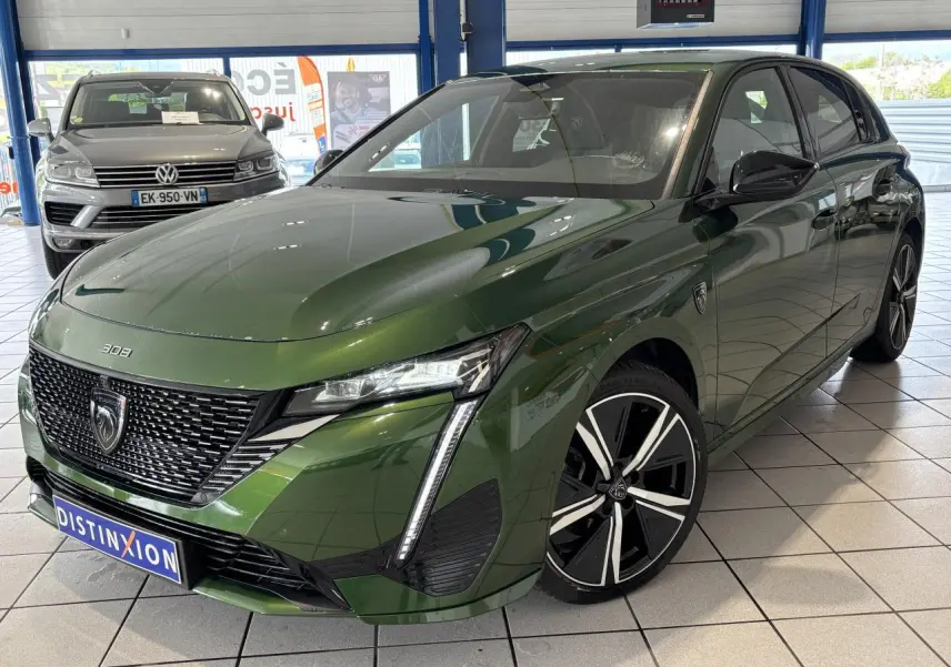 Peugeot 308 GT vert vue 3/4 avant droit, calandre noire brillante et jantes alliage 18'' diamantées.