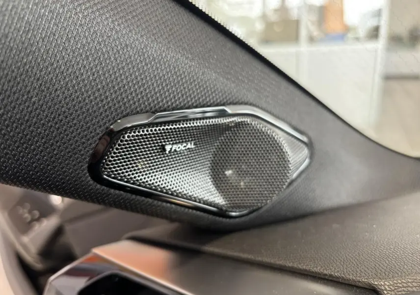 Gros plan sur l'enceinte Focal intégrée dans l'habillage noir du tableau de bord d'une Peugeot 308 2024.