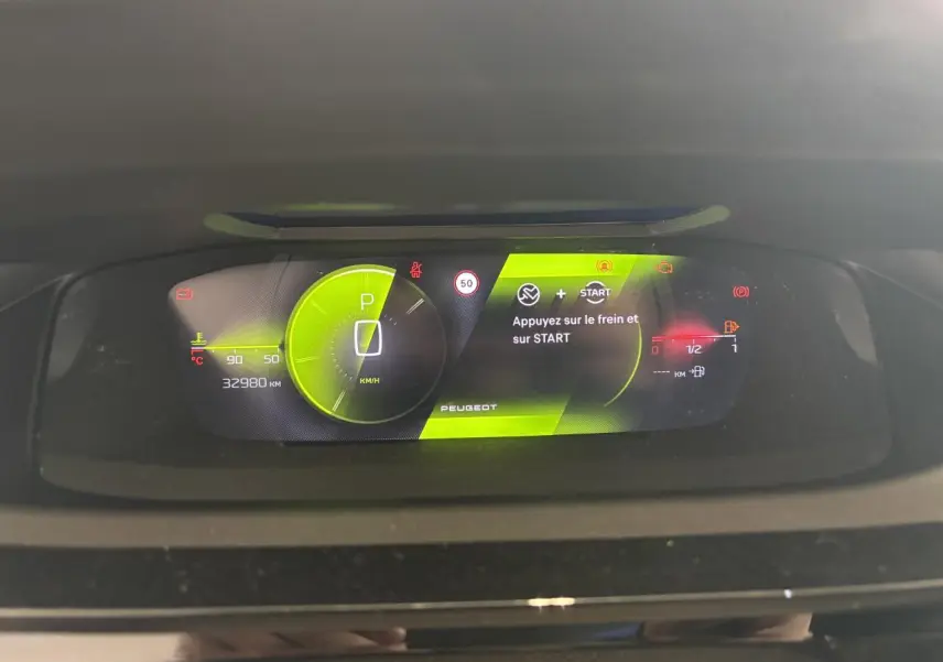 Affichage numérique du combiné d'instrumentation Peugeot 308 2024 avec indication de vitesse et message de démarrage.