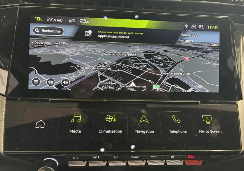 Écran tactile central de la Peugeot 308 GT 2024 avec navigation et commandes multimédia, ambiance intérieure noire.