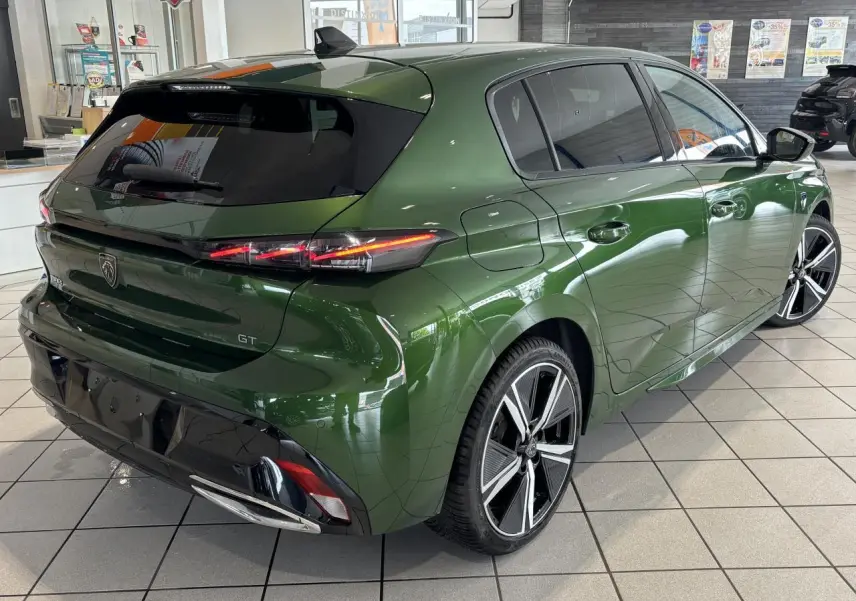 Peugeot 308 GT vert 3/4 arrière droit, feux arrière LED griffés et jantes alliage 18'' Kamakura.