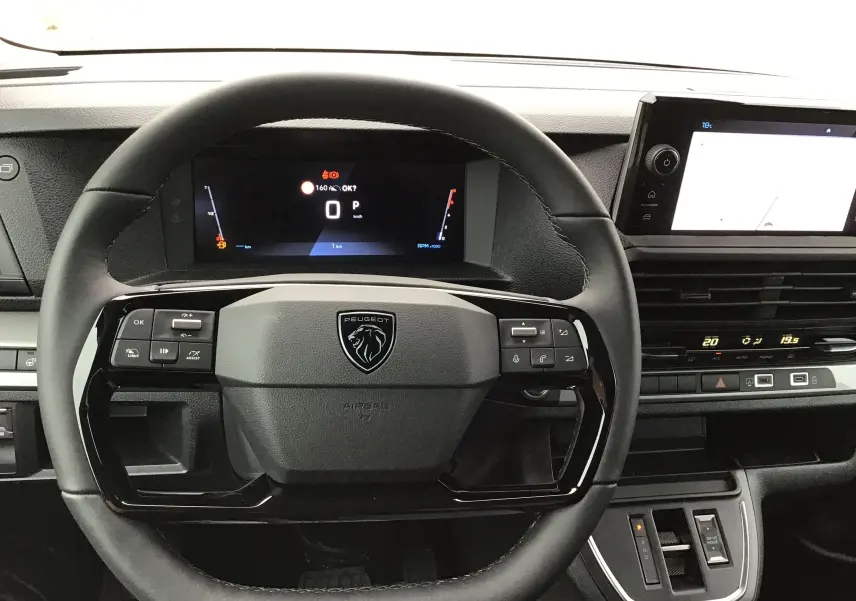 Vue intérieure centrée sur le volant noir du Peugeot Expert XL avec tableau de bord numérique et écran tactile.