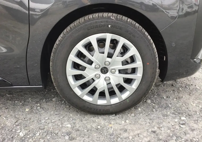 Gros plan sur la roue avant gauche gris titane du Peugeot Expert Cabine Approfondie avec jante argentée et logo Peugeot central.