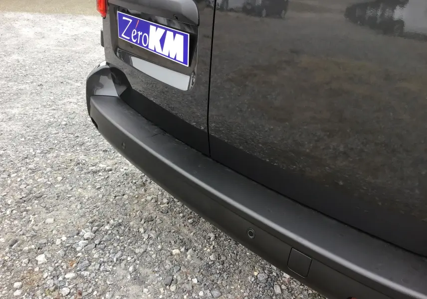 Gros plan sur le pare-chocs arrière gris titane du Peugeot Expert Cabine Approfondie avec caméra de recul visible.