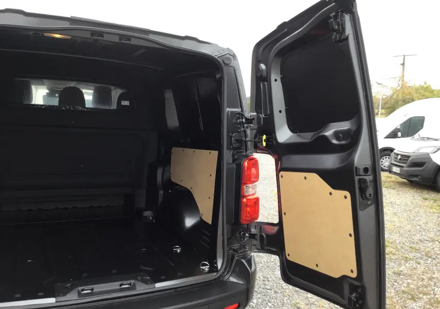 Vue arrière droite ouverte du Peugeot Expert Cabine Approfondie gris titane, montrant l'espace de chargement vide avec panneaux bois.