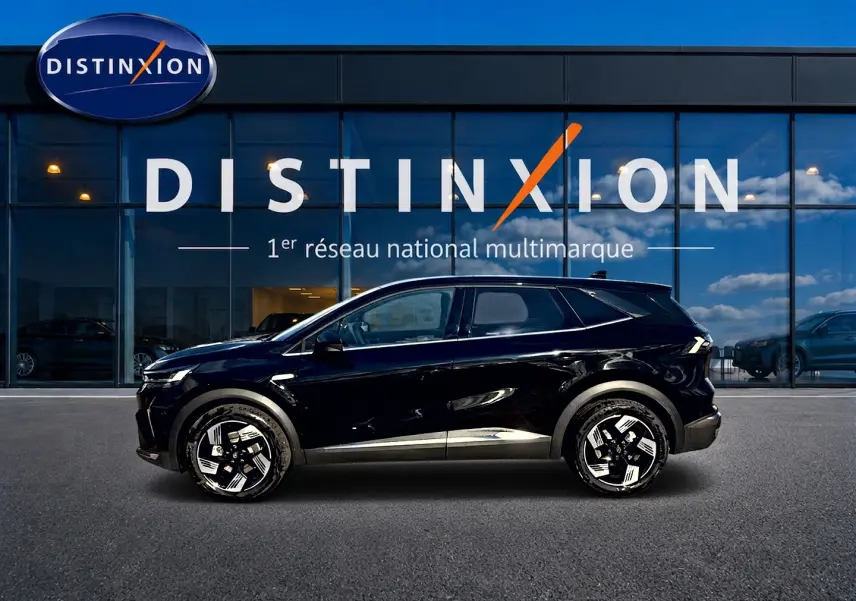 Profil droit d’un Renault Symbioz noir étoile 2026, SUV hybride avec jantes alu au design moderne, devant une vitrine Distinxion.