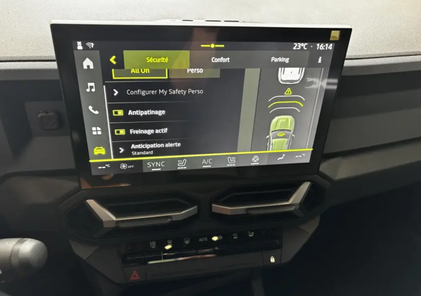 Écran tactile central du tableau de bord du Dacia Bigster 2025 affichant les réglages de sécurité et confort.