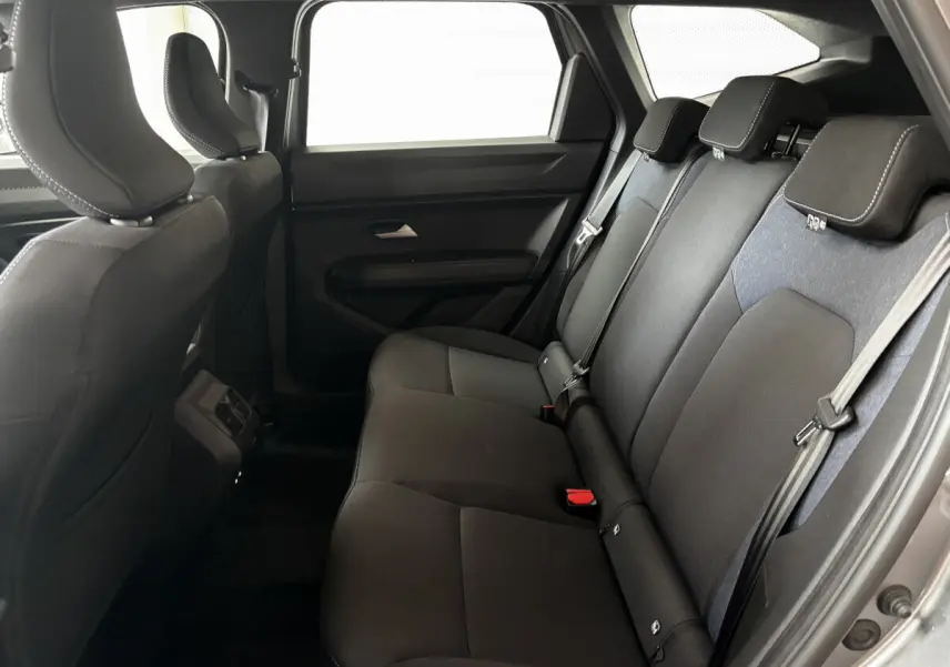 Vue latérale droite de la banquette arrière noire du Dacia Bigster 2025 avec appuie-têtes et ceintures visibles.