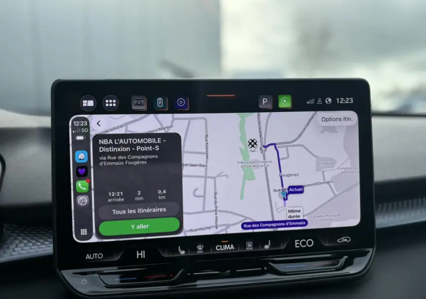 Écran tactile du système de navigation du CUPRA TERRAMAR 2024 affichant un itinéraire en intérieur noir texturé.