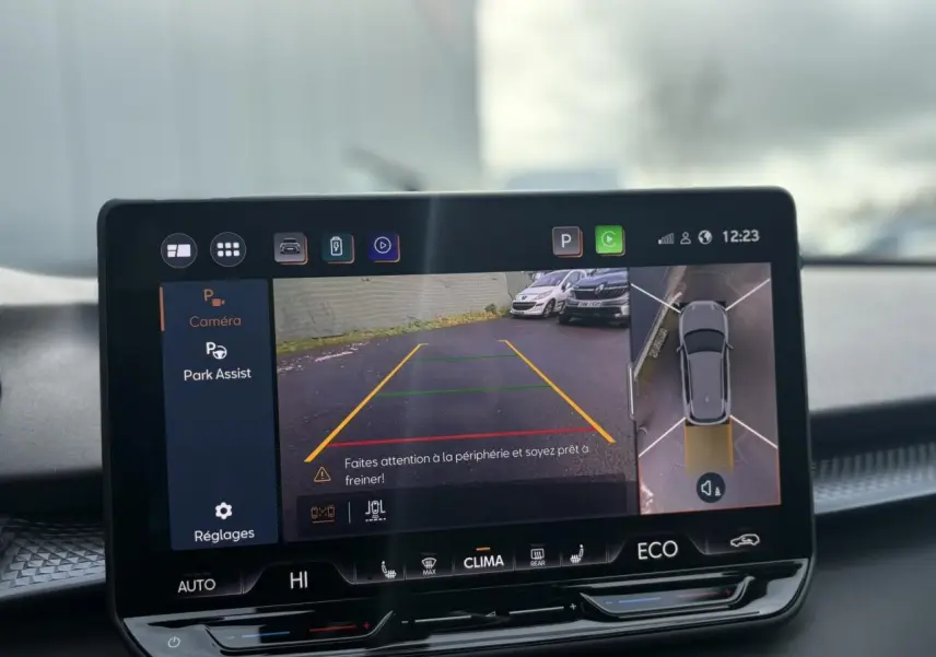 Écran tactile intérieur affichant la caméra de recul et la vue 360° du CUPRA TERRAMAR 1.5 e-Hybrid 2024.