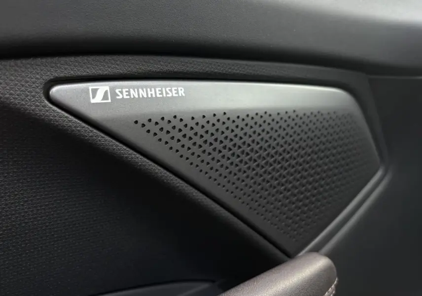 Gros plan sur le haut-parleur Sennheiser intégré à la porte intérieure du CUPRA TERRAMAR 2024 couleur Dark Void.