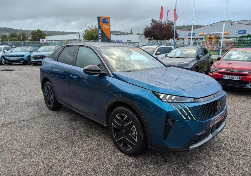 Peugeot 3008 GT bleu métallisé vue 3/4 avant droit, avec calandre noire et feux LED griffés 3D.