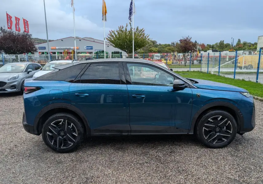 Peugeot 3008 GT hybride bleu métallisé, vue de profil côté gauche, jantes alliage noires et toit noir contrasté.