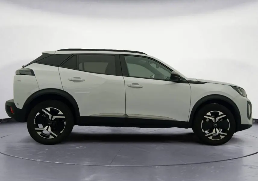 Peugeot 2008 Hybrid blanc vue de profil côté gauche, avec jantes alliage 17 pouces et barres de toit noires.