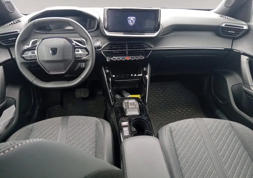 Vue intérieure avant du Peugeot 2008 Hybrid 136 e-DCS6 Allure avec tableau de bord noir et écran tactile central.