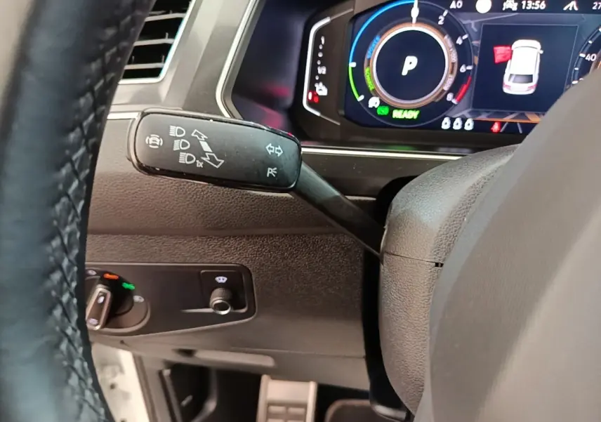 Gros plan intérieur sur le volant et le combiné d'instruments numérique du Volkswagen Tiguan blanc 1.4 EHYBRID 2023.