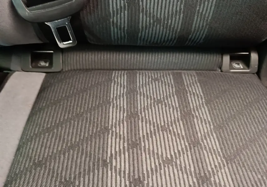 Gros plan sur la banquette arrière en tissu gris à motifs du Volkswagen Tiguan 1.4 eHybrid 2023.