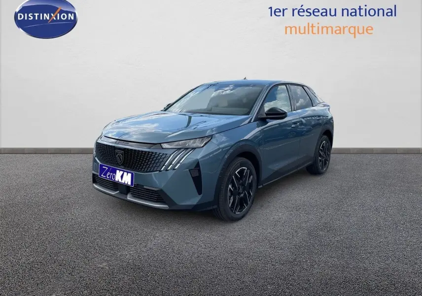 Peugeot 3008 Hybrid bleu Ingaro métal en 3/4 avant droit, avec calandre distinctive et jantes noires bicolores.